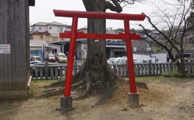 旗頭神社の境内にある赤い鳥居